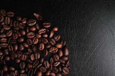 kısmi görünümünü kahverengi kahve çekirdekleri, kahve arka plan siyah deri yüzeyi