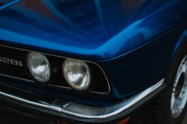 mavi araba ve farlar, kısmi görünümünü kapat 