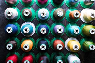 Konu, üstten görünüm yatay imge ile renkli bobin 