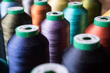 renkli bobin ile ipek iplik, yakın çekim, rulo