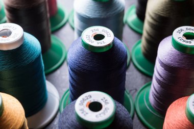 renkli bobin ile ipek iplik, yakın çekim, rulo