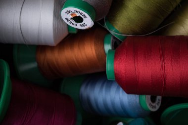 renkli dikiş bobin ile ipek iplik, üstten görünüm 