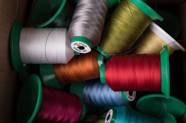 dağınık renkli bobin ile ipek iplik 