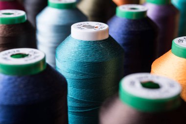 renkli bobin ile ipek iplik yakın çekim 