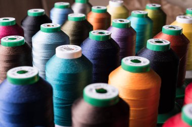 tam kare renkli bobin ile ipek iplik 