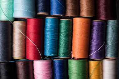 Birçok renkli bobin ile ipek iplik 