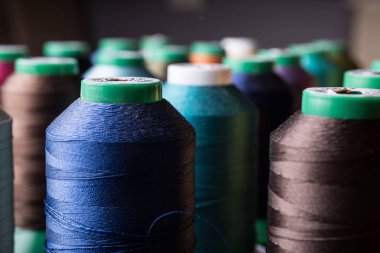 renkli bobin ile ipek iplik 