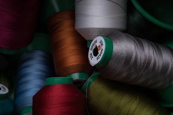 üstten görünüm renkli bobin ile ipek iplik kapat 