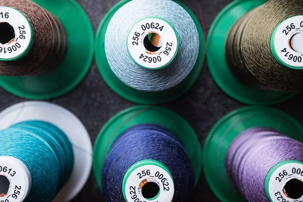renkli bobin ile ipek iplik, üstten görünüm  