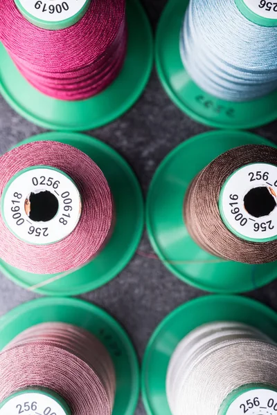 renkli bobin ile ipek iplik, üstten görünüm  