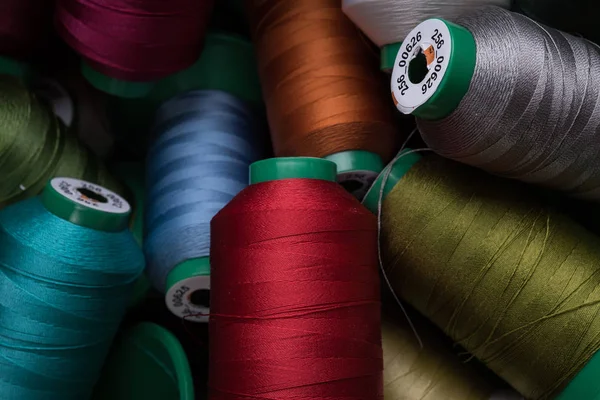 üstten görünüm renkli bobin ile ipek iplik kadar yakın 