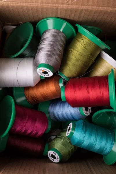Bobinas Costura Coloridas Con Hilos Seda Caja Cartón Vista Superior —  Fotos de Stock