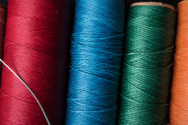 renkli bobin ile ipek iplik 