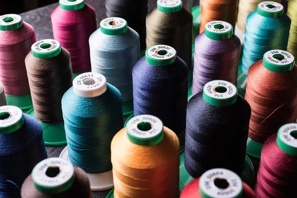 üstten görünüm, birçok renkli bobin ile ipek iplik 