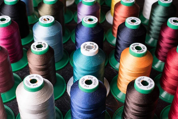 üstten görünüm, birçok renkli bobin ile ipek iplik 