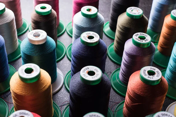 renkli bobin ile ipek iplik üstten görünüm 