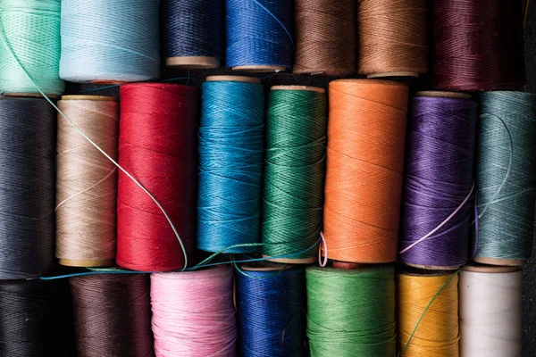 Birçok renkli bobin ile ipek iplik 