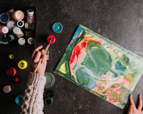 вид художественного детского рисунка на бумажном листе с кистью и акриловыми красками
 