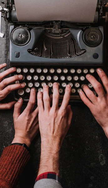 Vintage Typewriter Machine People Hands Typing Top View — Stock Photo, Image