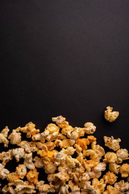 siyah zemin üzerine sarı pop Mısır snack