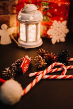 Yeni yıl ve Noel süsleri, tatlı şekerler sopa