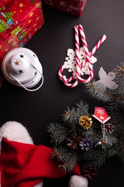 Yeni yıl ve masada Noel süsleri