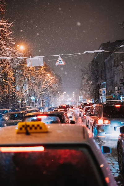 Noche Carretera Ciudad Con Coches Invierno Nevando —  Fotos de Stock