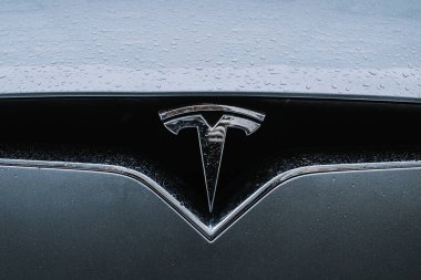 ıslak gümüş alüminyum araba, tesla elektrikli otomobil atış kapatmak