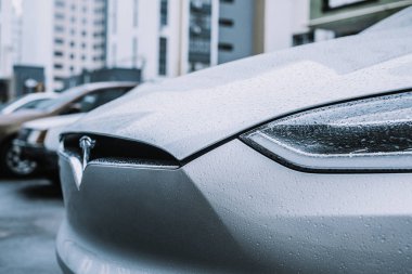ıslak gümüş alüminyum araba, tesla elektrikli otomobil atış kapatmak
