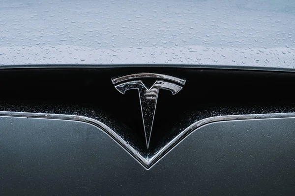 Nahaufnahme Des Nassen Silbernen Aluminiumautos Tesla Elektroauto — Stockfoto
