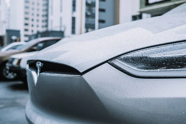 ıslak gümüş alüminyum araba, tesla elektrikli otomobil atış kapatmak