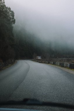 akşam saat, sis dağlar ve yol 