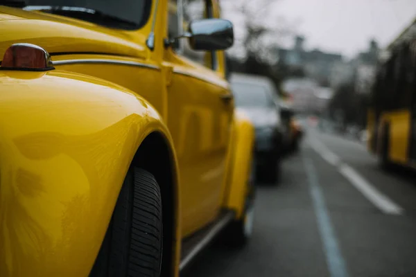 Обрезанное Изображение Старого Ретро Желтого Автомобиля — стоковое фото