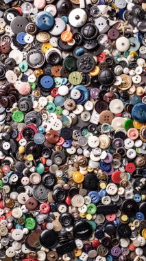 birçok renkli farklı dikiş düğmeleri dikey üst görünümü, tam kare