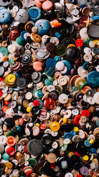 dağınık birçok farklı dikiş düğmeleri, tam kare dikey görünüm üst görünümü