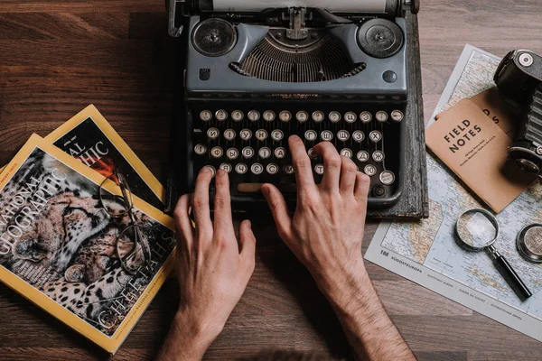 Vista Dall Alto Mani Maschili Che Scrivono Macchine Scrivere Vintage — Foto Stock