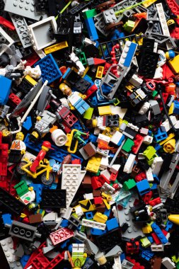 renkli lego oyuncaklar, küpler ve tuğlalar