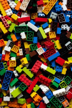 renkli lego oyuncaklar, küpler ve tuğlalar