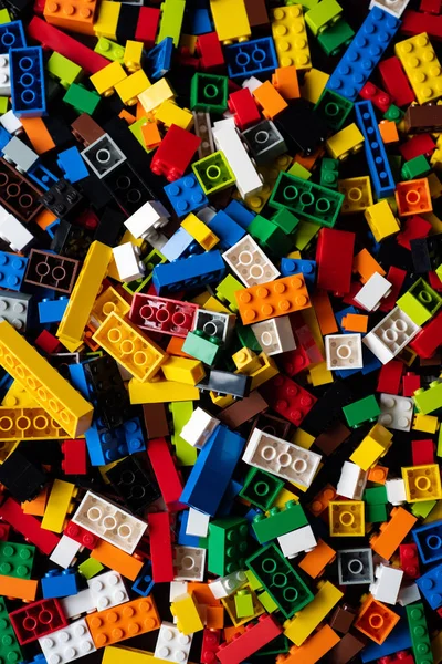 renkli lego oyuncaklar, küpler ve tuğlalar