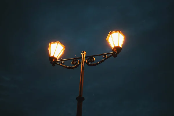 夜の懐中電灯 — ストック写真