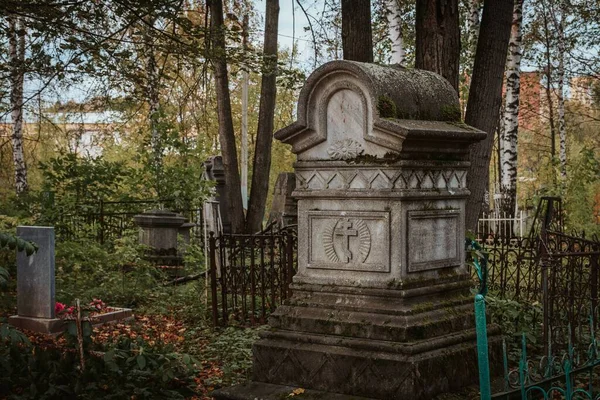 Starý Náhrobní Kámen Hřbitově — Stock fotografie