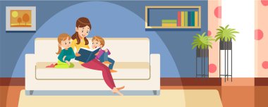 Oğulları ve kızı anneleriyle birlikte kanepeye oturup odada kitap okudular..