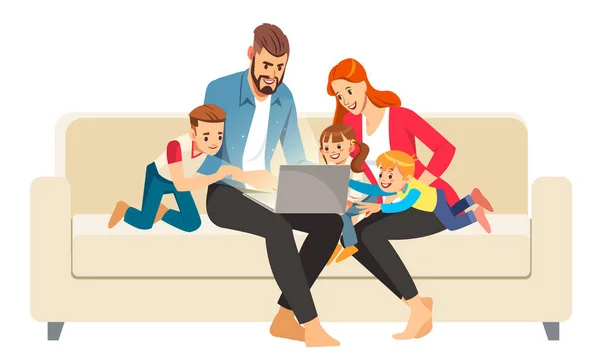 Portret wesołej rodziny korzystającej z laptopa siedzącego na sofie w domu. Ilustracja wektora w stylu kreskówki. — Wektor stockowy