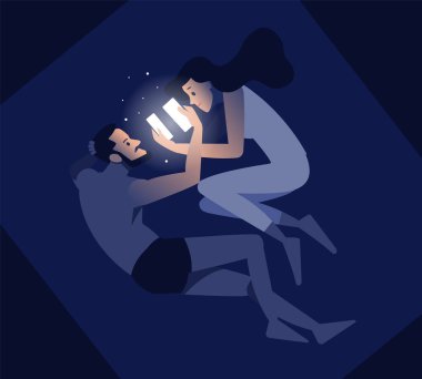 Aşk tarihi. Teknoloji, internet, iletişim ve insanlar konsepti. Akıllı telefonlu mutlu bir genç adam ve kız ve gece yatakta müzik dinliyorlar. Düz biçimli vektör illüstrasyonu.