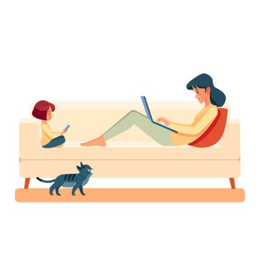 Evde çalışıyorum. Kanepede dizüstü bilgisayarı olan bir anne ve kız çocuğu. Ev halkı karantina salgınında çalışıyor. Çizgi film vektör çizimi beyaz arkaplanda izole edildi