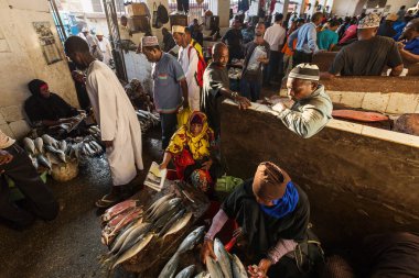 Stone Town, Zanzibar 4 Haziran 2018 - insanlar satın alma ve balıklar Stone Town, Zanzibar özel pazarında satış