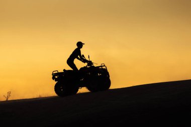 Sunset Bulvarında ATV ile tozları arka planda çok vadiler Kapadokya'nın sürüş keyfi kişi.