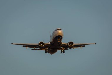 Bir hava uçağı ışıkları ve mavi arka plan ile önden görünümü