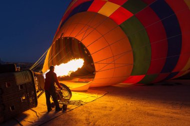 Personel balon Kapadokya'da Göreme, Kapadokya - Türkiye üzerinden uçmak için hazırlanıyor.