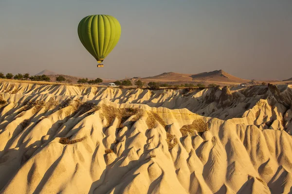 Πανέμορφο Τοπίο Της Καππαδοκίας Κοιλάδα Αερόστατα Θερμού Αέρα Στο Παρασκήνιο — Φωτογραφία Αρχείου